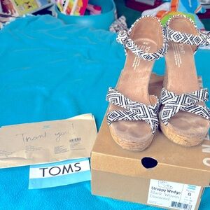 TOMS women strappy wedge black woven diamond EUC size 8